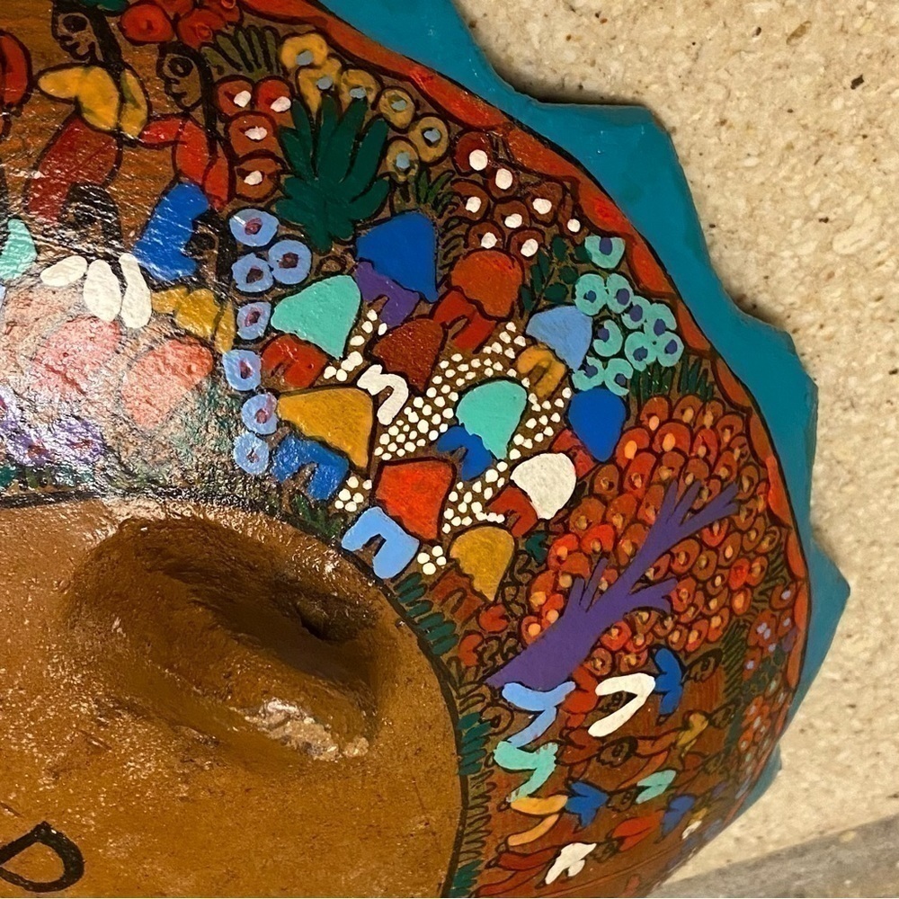 Mexican folk art decorative dish in vibrant colours and signed by artist JPS - Picture 9 of 13